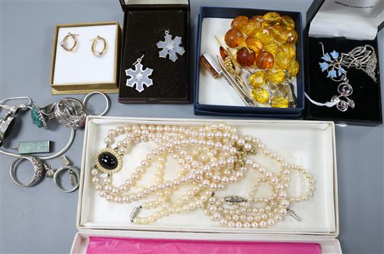 A 9ct gold signet ring, a pair of 9ct gold earrings, a yellow metal and seed pearl starburst brooch and sundry jewellery,